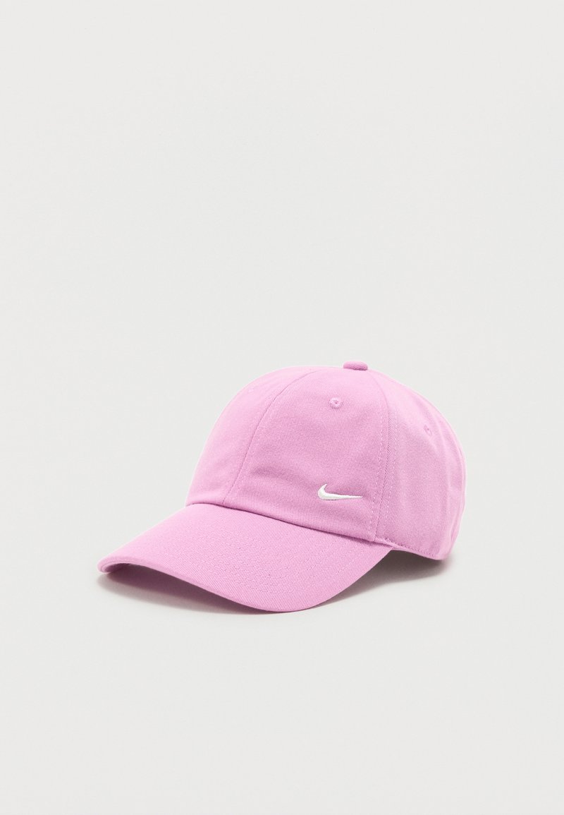 Casquette de baseball Nike rose avec une visière incurvée et un petit logo blanc Nike swoosh sur le côté avant gauche.