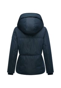 Marineblauwe gewatteerde jas met capuchon, voorzien van een getailleerde taille en geribbelde manchetten. Glad oppervlak, geen zichtbare hardware of versieringen.