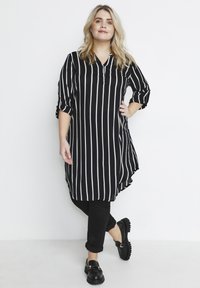 Kaffe Curve - Dnevna obleka - black / chalk stripe Miniaturna slika 1