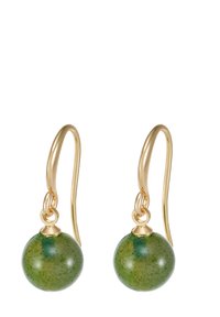 Boucles d'oreilles dorées avec des perles rondes en pierre verte, texture lisse, suspendues à des crochets incurvés, avec une finition brillante.