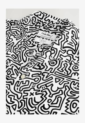 Hemd mit kurzen Ärmeln aus weißem Stoff mit einem auffälligen schwarzen abstrakten Muster, mit spitzem Kragen und einem einzelnen Knopfverschluss. Etiketten innen.