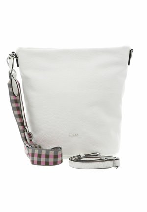 Sac seau en cuir blanc avec une bandoulière amovible à carreaux rose, gris et blanc, plus une sangle fine supplémentaire en cuir blanc.