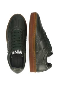 Mörkgröna lädersneakers med bruna gummisulor, snörda, visas från ovan- och sidovy på en vit bakgrund.