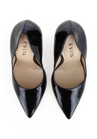 Tacchi alti in pelle verniciata nera con punta affilata e design a taglio, caratterizzati da una superficie liscia e una soletta beige con logo.