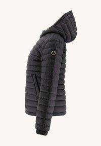 Giacca a vento nera con cappuccio, design trapuntato e polsini elasticizzati. Include una tasca laterale e una toppa con il logo sulla manica sinistra.