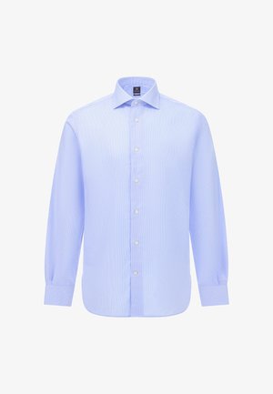 Camisa de manga larga azul claro con cuello abotonado, cierre frontal de botones y un sutil patrón de cuadros. Tejido de mezcla de algodón.