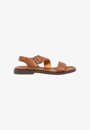 Brun åben tå læder sandal med flad sål, justerbar side spænde rem og bagrem til hælstøtte.