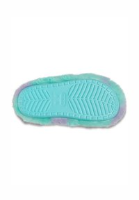 Fluffy teal sloffen met een structuur rubberen onderkant, voorzien van een verloop van lichtpaarse bontafwerking langs de randen.