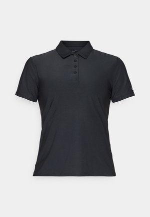 Musta poolopaita, joka on valmistettu sileästä kankaasta. Paita sisältää kauluksen, kolmen napin päällisen ja lyhyet hihat, joissa vasemmassa hihassa on hillitty brändilogo.