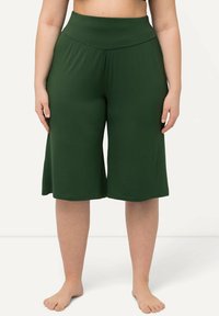 Ulla Popken WIDE-LEG FLARED BERMUDA  - Pyjamabroek - olive