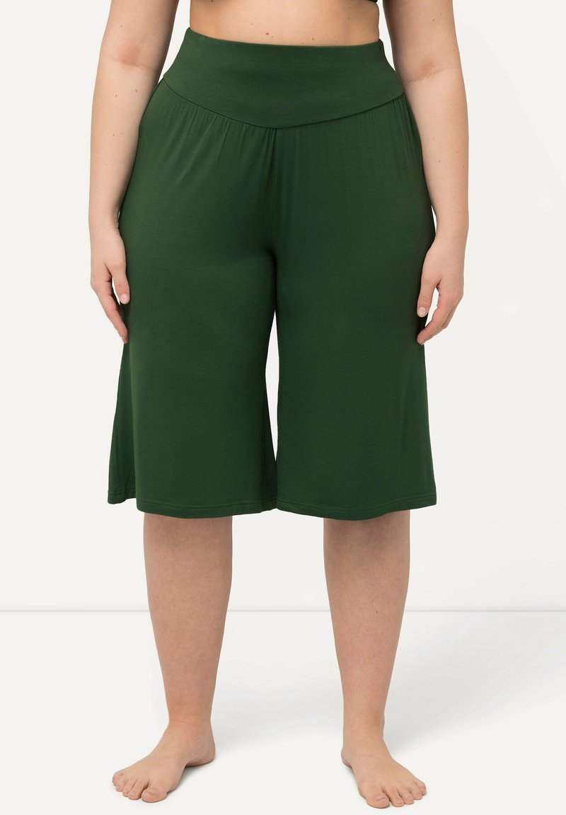 Ulla Popken WIDE-LEG FLARED BERMUDA - Pyjamabroek - olive