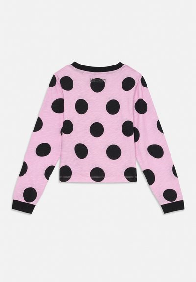 Różowa koszula z długim rękawem z dużymi czarnymi groszkami, czarnym kołnierzem i mankietami oraz logo Moschino nadrukowanym blisko tylnego dekoltu.