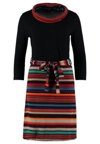 Robe à manches longues avec un haut noir et une jupe en maille rayée multicolore. Dotée d'un col bénitier et d'une ceinture assortie à la taille.