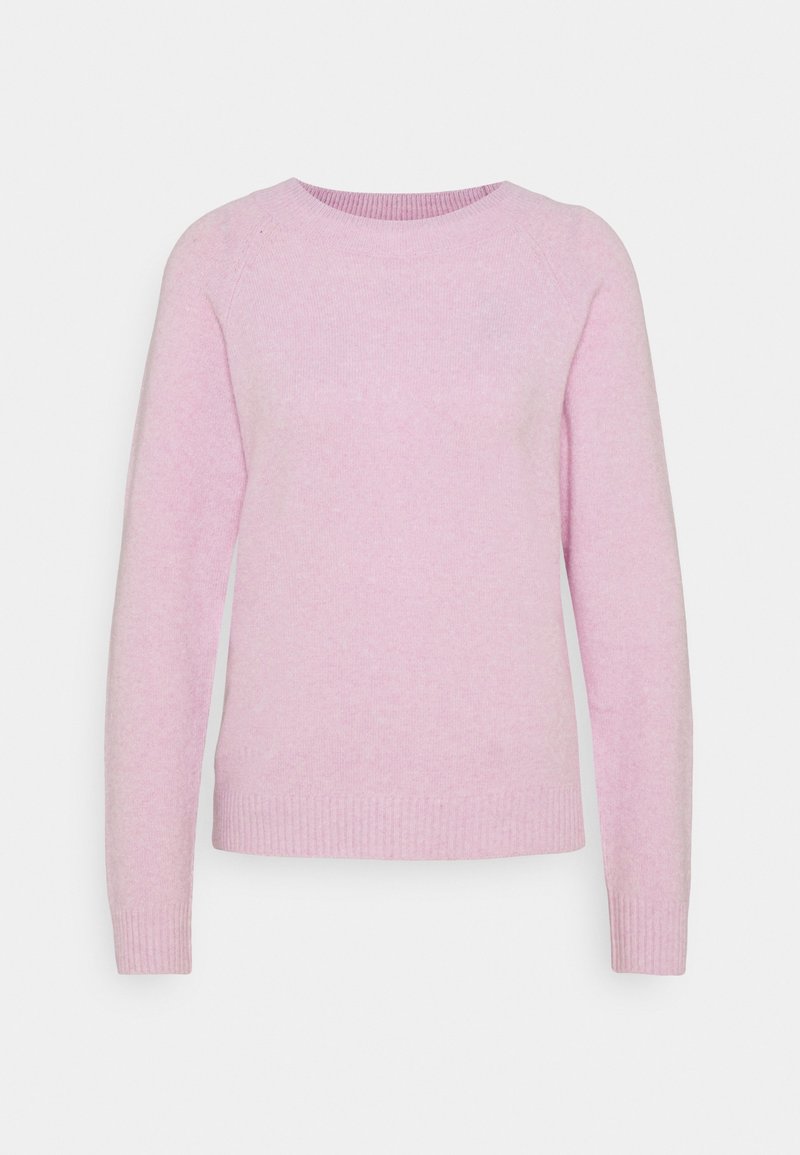 Pull en tricot rose clair à manches longues avec col rond et poignets et bas côtelés, présenté sur un fond clair uni.