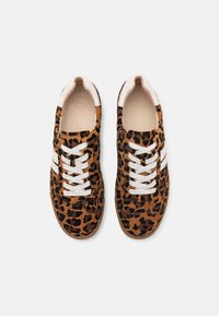 Hnědé tenisky s leopardím potiskem vyrobené z semiše, bílé tkaničky, béžový akcent na patě a gumová podešev. Měkký interiér.