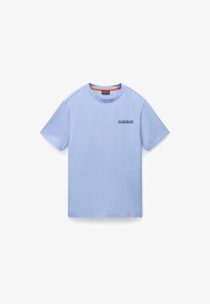 Hellblaues Baumwoll-T-Shirt mit kurzen Ärmeln, rundem Halsausschnitt und einem kleinen dunklen Logo auf der linken Brust. Glatte Textur.