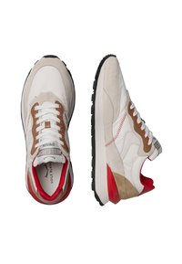 Sneakers con tomaia in pelle bianca e suede beige, con dettagli rossi, lacci bianchi e suola in gomma nera, caratterizzati da cuciture a contrasto.