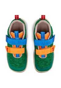 Scarpe verdi con texture, dotate di cinturini in Velcro blu, arancione e rosso. Forma arrotondata, interno imbottito e suole in gomma color carne.