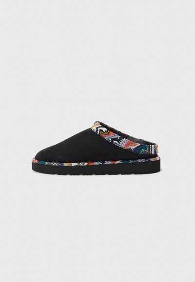 Zwarte suède slipper met een kleurrijke, veelkleurige textielrand. Laag profiel ontwerp met een ronde neus en een platte rubberen zool. Geschikt voor casual gebruik.