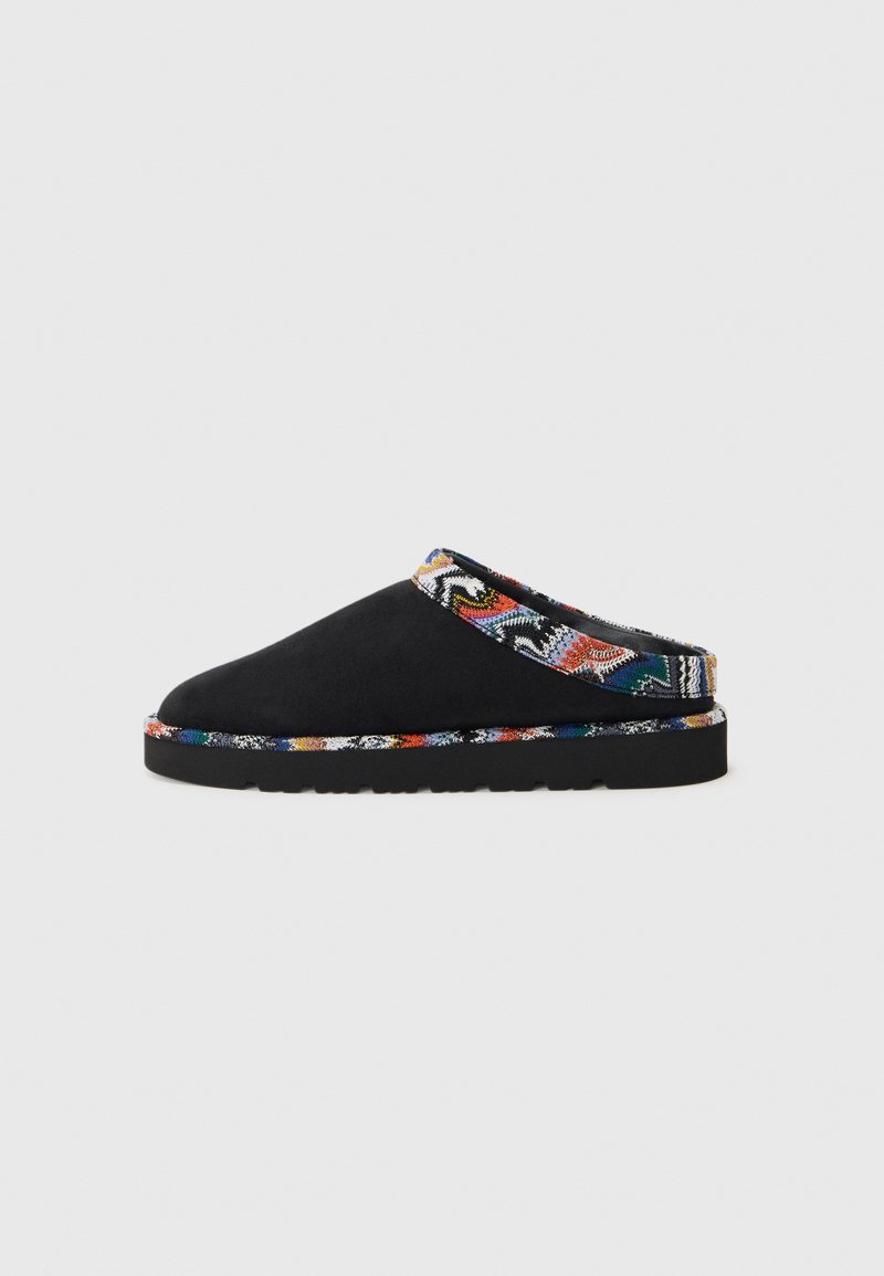 Zapatilla de ante negra con un borde de tela de patrón colorido. Diseño de perfil bajo con puntera redondeada y suela de goma plana. Adecuada para uso casual.