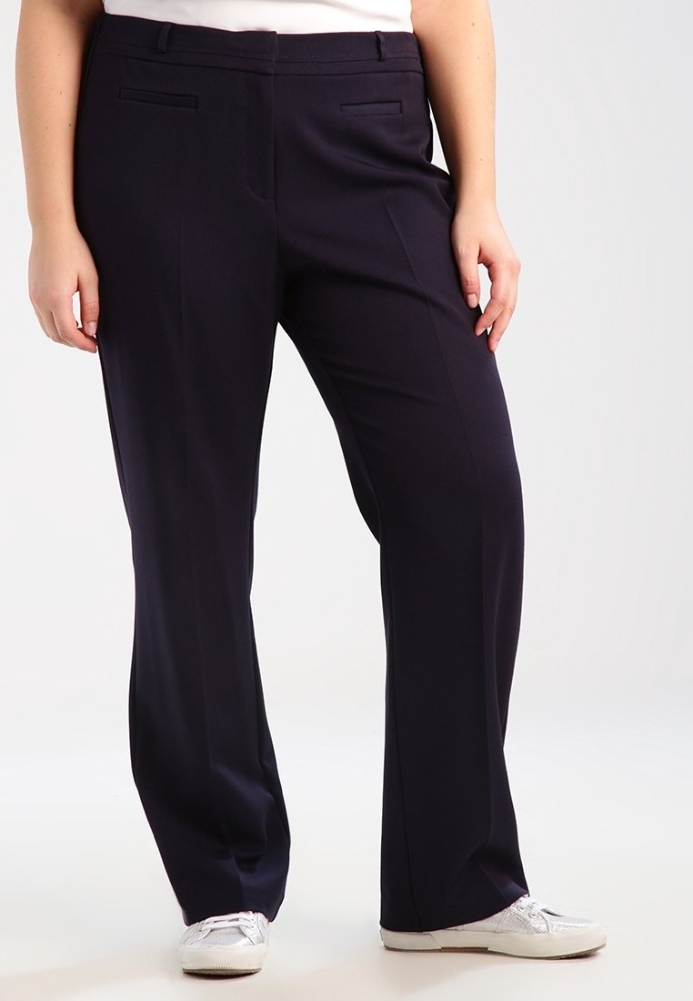 Pantalon bleu marine en tissu lisse, doté d'une coupe droite, de poches avant et de plis subtils pour un look soigné.