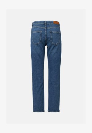 Niebieskie jeansy o prostych nogawkach widziane od tyłu, z dwiema tylnymi kieszeniami i brązową skórzaną naszywką z logo na pasie.