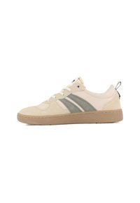 Beige mokkasneakers med tre grå striber, rund tå, gummisål og hælflap. Har snørelukning og tekstureret ydersål.