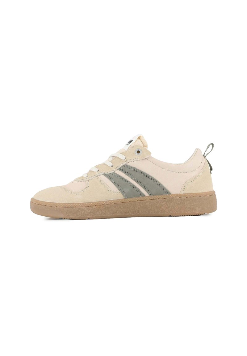 Beige mokkasneakers med tre grå striber, rund tå, gummisål og hælflap. Har snørelukning og tekstureret ydersål.