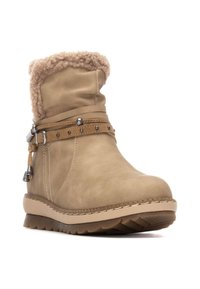 Botín tobillo color marrón con un suave puño de piel, correas decorativas con tachuelas plateadas y una suela de goma texturizada para un buen agarre.