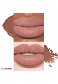 Échantillons de rouge à lèvres mat dans différentes nuances nude sur des lèvres lisses, accompagnés d'échantillons de produits pour les lèvres marron. L'étiquette indique "FAIR GAME".
