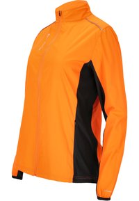 Veste légère orange avec un col haut, des panneaux latéraux noirs et des accents réfléchissants. Équipée d'une fermeture éclair à l'avant et de poignets élastiques.