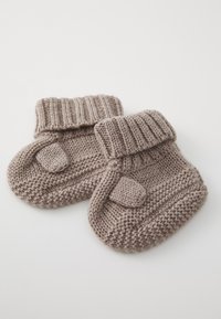 Stickade vantar i en mjuk beige nyans, med ribbat manschett, texturerade stickmönster och tumöppningar för fingrar.