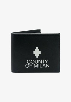 Portafoglio in pelle nera con testo in rilievo "COUNTY OF MILAN" e design a croce bianca. Forma compatta a doppio pieghevole con bordi cuciti.