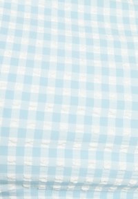 Tecido de vichy azul claro e branco, apresentando um padrão texturizado com quadrados brancos em relevo, criando um design xadrez.