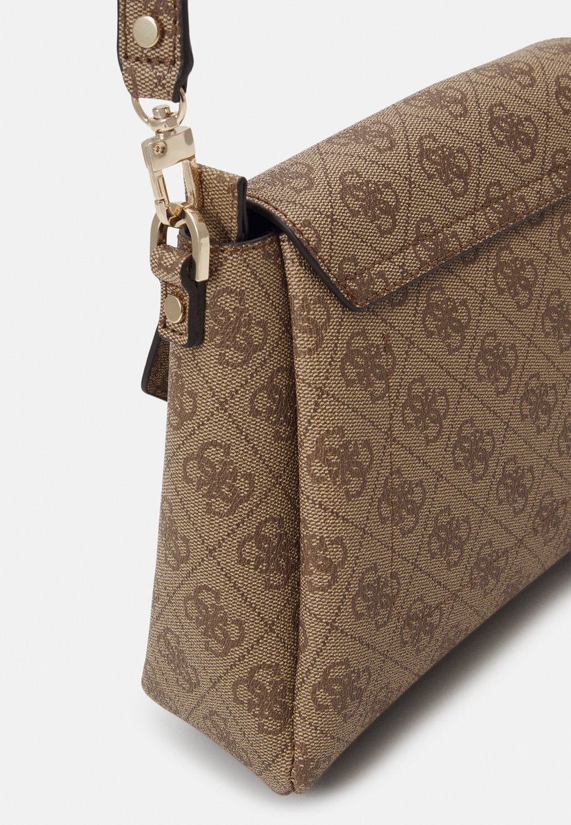 Sac à épaule GUESS Sora Girlfriend Flap - Cognac, 100% Polyuréthane - Bandoulière Ajustable