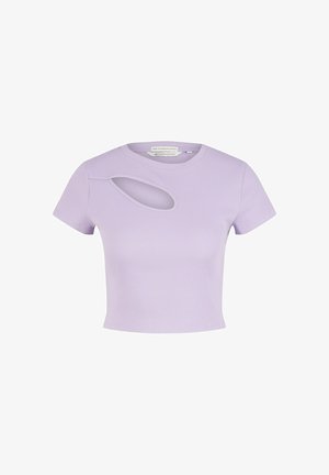 Laventelinvärinen ribbineuloksesta valmistettu puuvillainen crop-top lyhyillä hihoilla ja vasemmalla puolella ainutlaatuisella leikkuuyksityiskohdalla. Pyöreä pääntie ja istuva malli.