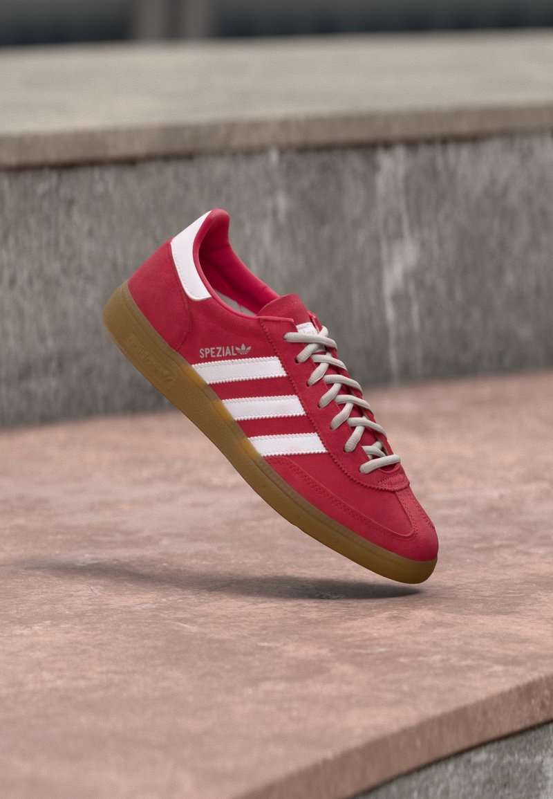 adidas Originals HANDBALL SPEZIAL MANCHESTER UNITED strawberry red/footwear white/grey two/red