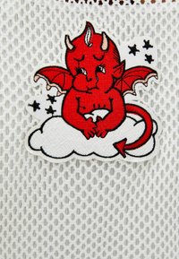 Punainen kirjailtu kangasmerkki, jossa pullea piru siivillä ja hännällä istumassa valkoisella pilvellä, valkoisella teksturoidulla verkkotaustalla.