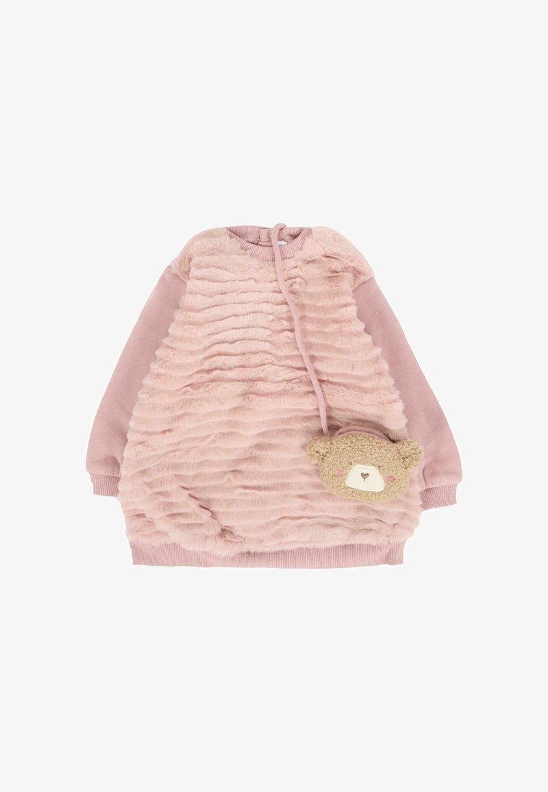 Robe rose à manches longues en tissu duveteux avec poignets et ourlet côtelés, dotée d'un devant texturé et d'une petite pochette en forme d'ourson attachée par une sangle.
