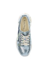 Baskets bleu clair avec une tige en mesh, des accents irisés et des détails floraux. Présente des lacets beiges et une semelle en caoutchouc texturé. Conçue par Laura Vita.