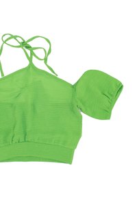 Top verde corto realizzato in tessuto testurizzato, con spalline annodate e maniche corte a palloncino con orlo elastico. Un colore vivace mette in risalto i dettagli del design.