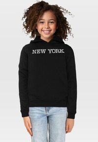 Felpa nera in cotone, con tasca a marsupio e cappuccio con cordino. "NEW YORK" è stampato in bianco sul petto.