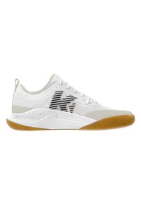 Zapatilla deportiva blanca con parte superior texturizada, detalles en gris y un logo negro. Presenta una suela flexible con una base de goma que proporciona tracción.