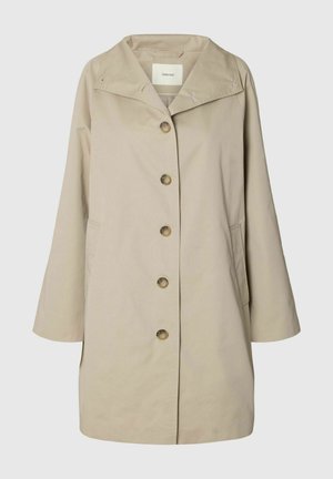 Abrigo beige hasta la rodilla con cuello ancho, cinco botones frontales, mangas largas y bolsillos laterales, exhibido sobre un fondo neutro.