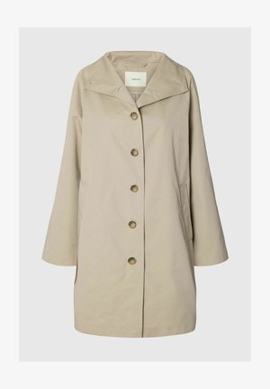 Abrigo beige hasta la rodilla con cuello ancho, cinco botones frontales, mangas largas y bolsillos laterales, exhibido sobre un fondo neutro.