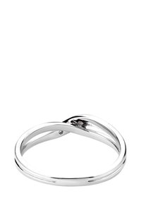 Sidabrinis žiedas su lygiu, poliruotu paviršiumi, turintis susipynusį dizainą ir suapvalintais kraštais, sukuriantis elegantišką kilpos efektą.