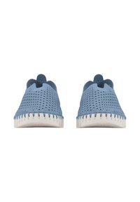 Zapatos de lona azul perforados, tipo slip-on, con puntera redondeada y suela blanca contrastante que presenta un detalle texturizado a lo largo del borde.