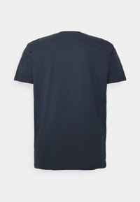 Camiseta de algodón de un oscuro azul marino con mangas cortas, cuello redondo y un diseño sencillo. La vista trasera muestra una textura suave y una forma simple.