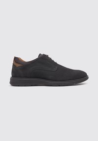Chaussures en daim noir avec un collier bas rembourré, un design à lacets et un accent marron contrastant sur le talon. Silhouette élégante et moderne.