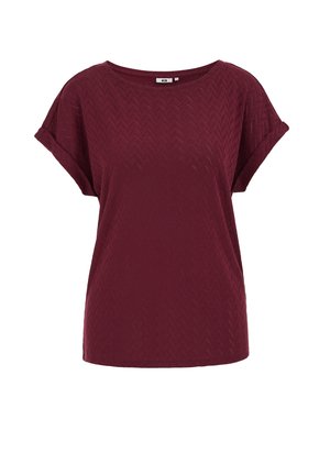 Top burgund cu mânecă scurtă, cu model texturat în forma cozii de rândunică, decolteu rotund și croială lejeră. Țesătura pare moale și ușoară.